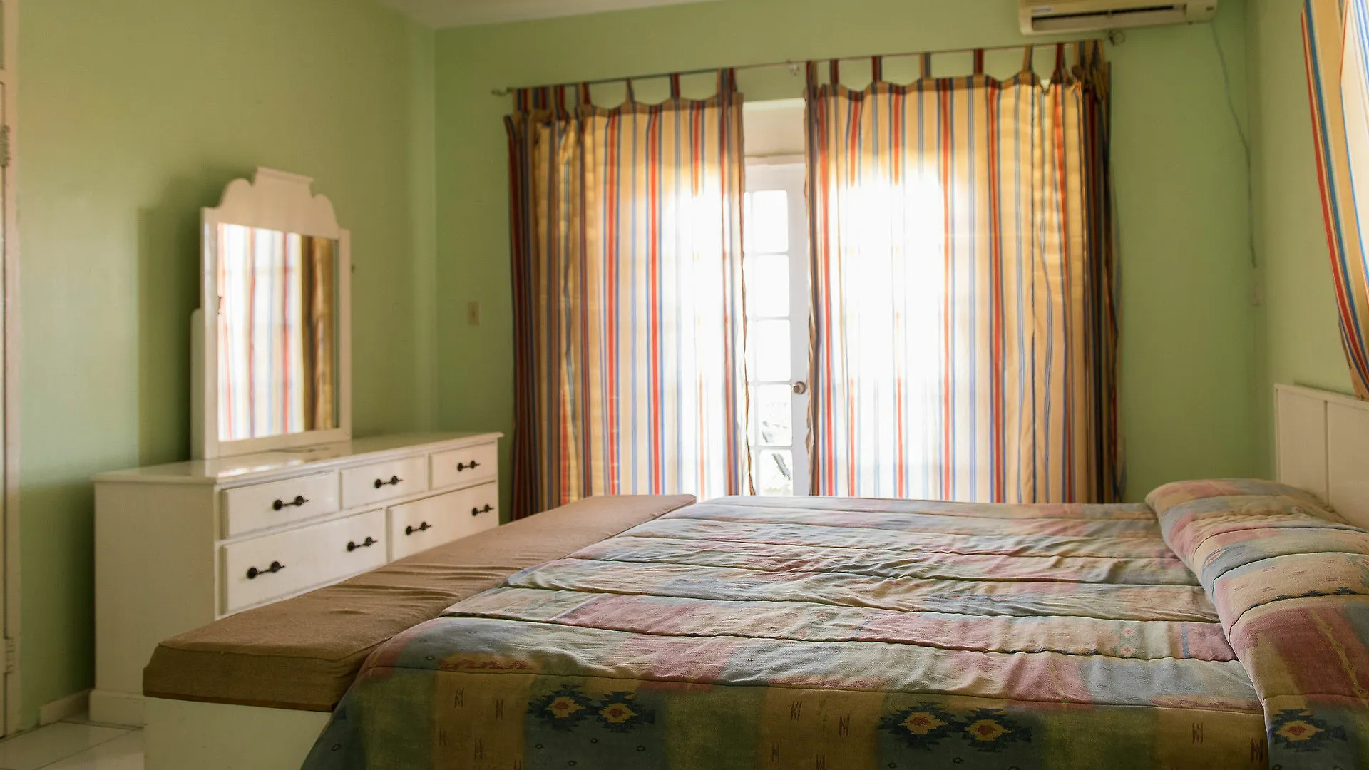 Rooms On The Hip Strip - Montego Bay Apartamento